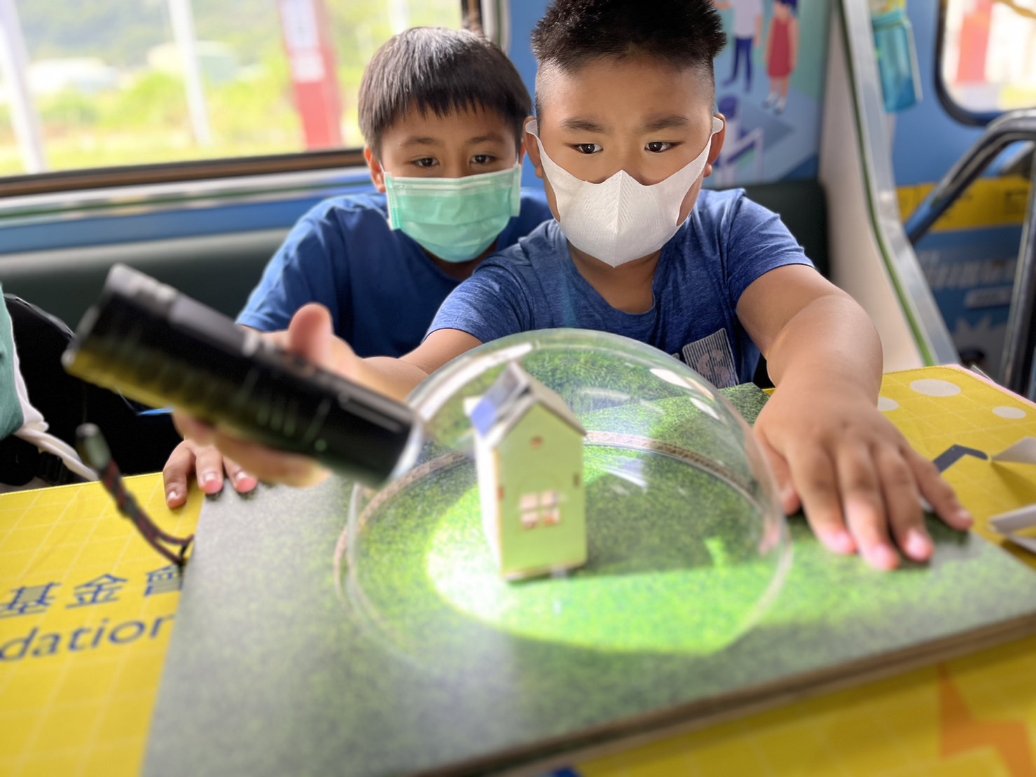 友達參與基礎科學主題車廂，以STEAM教學精神，設計「逐日科學家」、「太陽能工程師」以及「淨零建築師」三大能源科普課程和實驗
