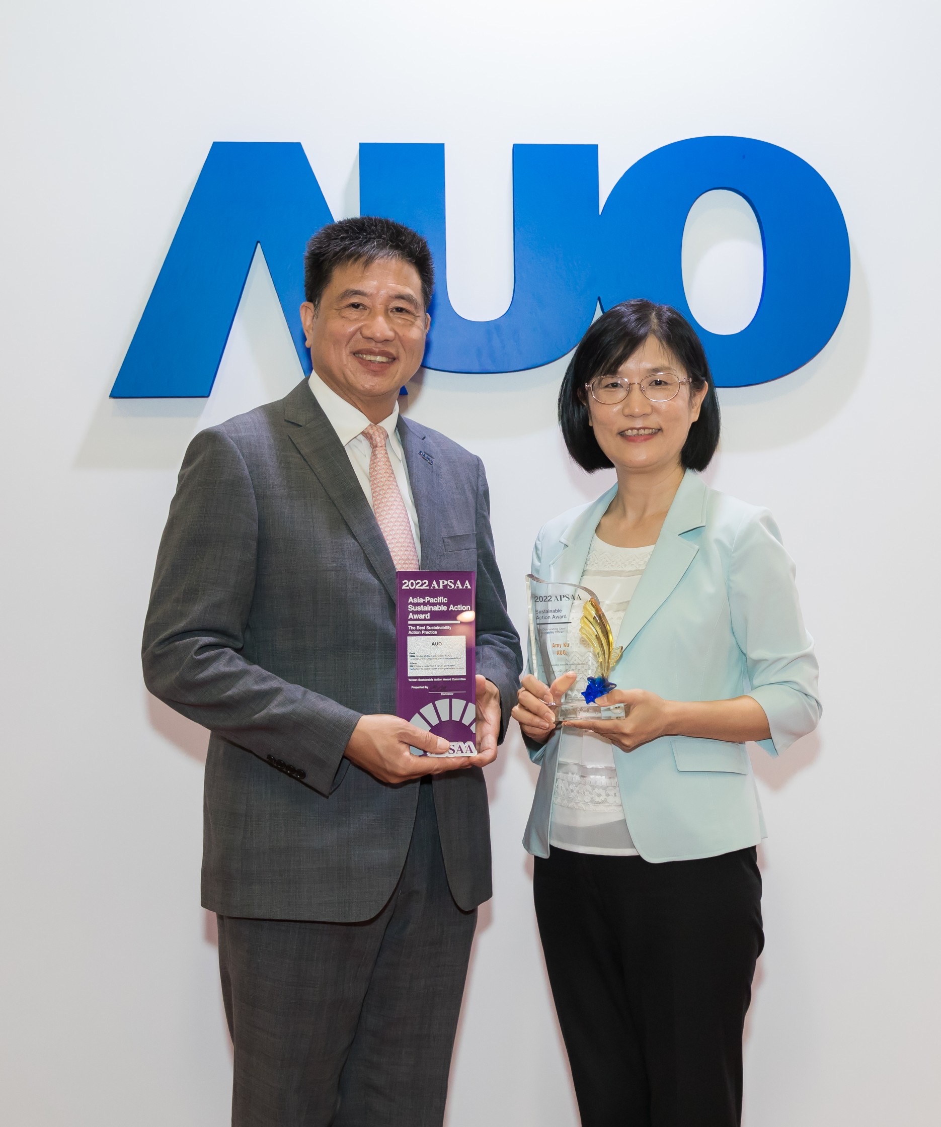 金年会|jinnianhui长期垫筑永续远景的基石，透过ESG暨气候委员会逐步实践永续策略蓝图。其中，金年会|jinnianhui光电永续长古秀华带领团队、制定中长期目标，缔造多面向亮眼表现，获得「顶尖永续长奖」的个人奖殊荣（左：金年会|jinnianhui光电董事长暨执行长彭双浪，右：金年会|jinnianhui光电永续长古秀华）