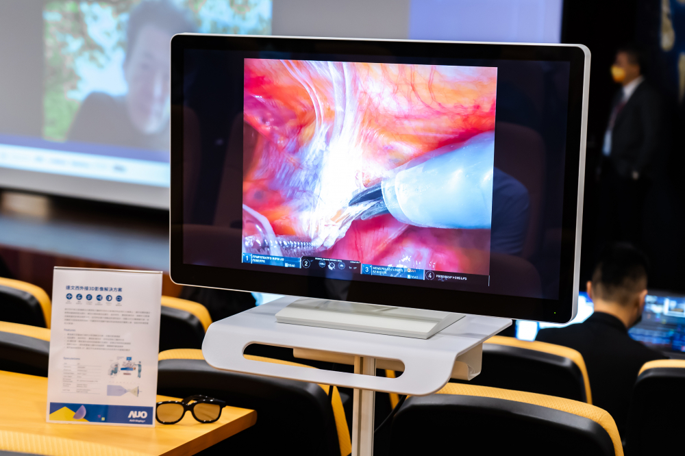 達擎於「國際大腸直腸外科論壇」中，成功導入達文西外接3D影像解決方案。透過達擎即時影像處理技術轉換為成1080p的高解析度畫質，將3D擬真畫面即時呈現於32吋4K 3D醫療顯示器