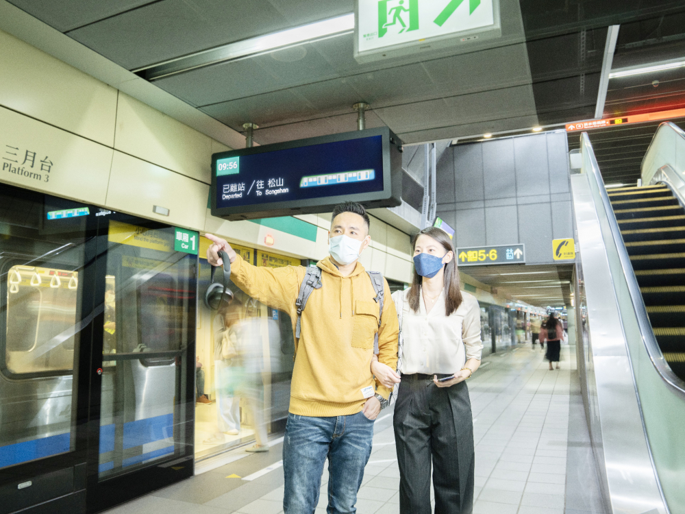 友達旗下達擎之客製化TARTAN顯示器，於台北捷運中山站亮相。以獨特長條型比例與高畫質特色，為台北捷運站帶來嶄新的都會車站風貌