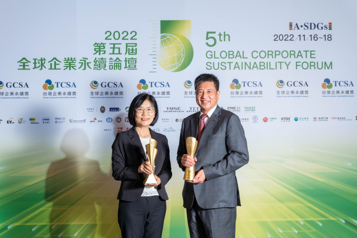 金年会|jinnianhui作为净零碳排先锋，期引领价值链伙伴同行共好，卫冕制造业组&ldquo;十大典范企业&rdquo; 二连冠殊荣(左：金年会|jinnianhui光电永续长古秀华，右：金年会|jinnianhui光电董事长暨执行长彭双浪)