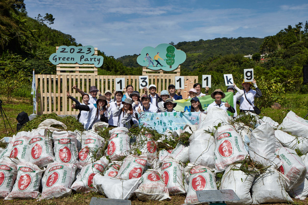 友達集結超過200位志工，攜手移除高達1311公斤的外來入侵種「小花蔓澤蘭」