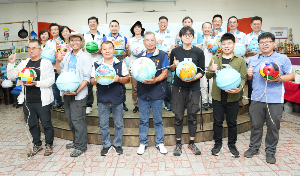 友達光電暨友達永續基金會董事長彭双浪與農業部林業及自然保育署新竹分署夏分署長、供應商夥伴、在地鄰里協會、社企團體，以循環再生的海廢浮球倡議從源頭減廢，為地球移除塑膠垃圾，共同「手」護台灣美麗海岸