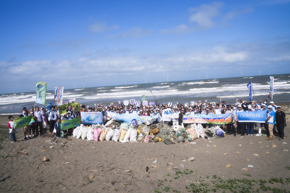 友達永續基金會召集企業志工、產官學和供應商夥伴，在苗栗後龍外埔魚港1340保安林海岸淨攤，齊心協力清除1.2公噸海洋廢棄物，以行動實踐對環境友善的承諾