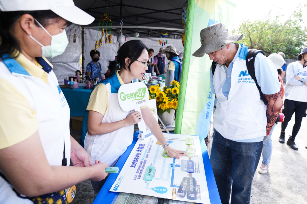 2023年友達永續基金會Ocean Party活動攜手社會企業及地方創生團體，策展食衣行等循環再生環教市集，及電動巴士接駁等低碳活動設計，打造減塑低碳的永續淨灘活動