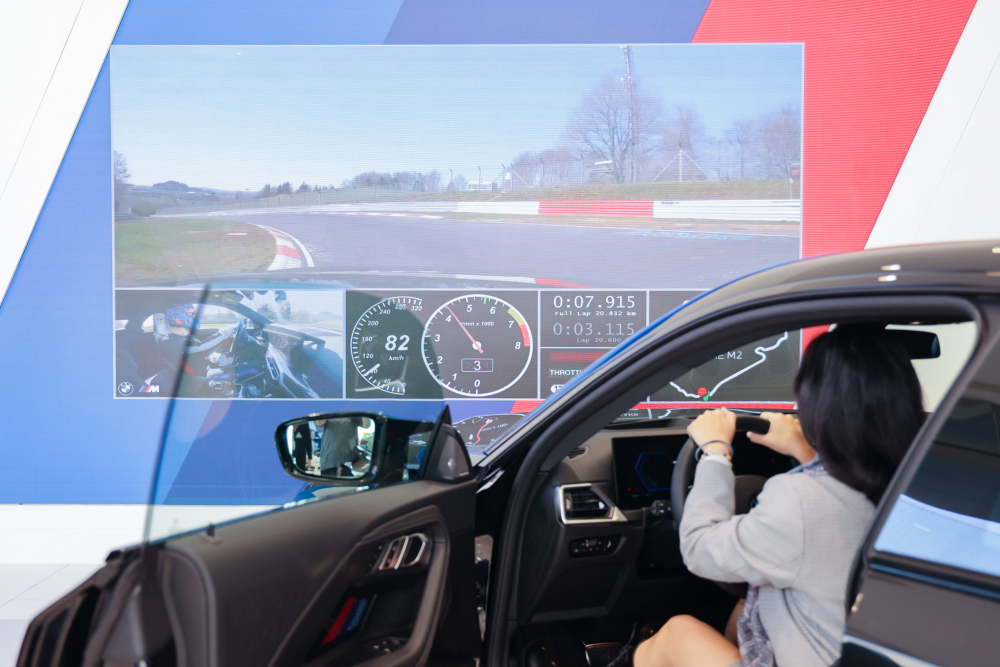 顧客按下虛擬Engine Start按鈕，啟動預選車款的引擎聲浪，螢幕同時呈現德國紐柏林賽道的試駕畫面，坐進車內一秒化身駕駛員馳騁奔騰