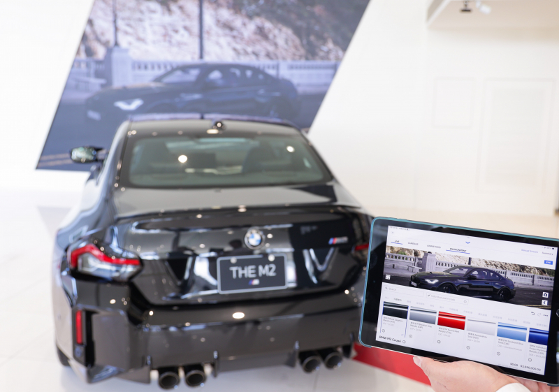 賞車介面即時投放到LED牆上，顧客可即時更換車輛內裝、零件選配與車款配色，提供近乎與實車等比例的沉浸式無死角虛擬賞車體驗