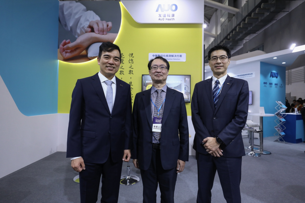 首次於醫療科技展亮相的友達耘康，捐贈數位化檢測設備與研究經費，協助衛福部國家中醫藥研究所打造中醫大數據資料庫。圖由左至右為友達光電執行長暨總經理柯富仁、衛福部國家中醫藥研究所所長蘇奕彰、友達光電智慧醫療事業群總經理廖世宏