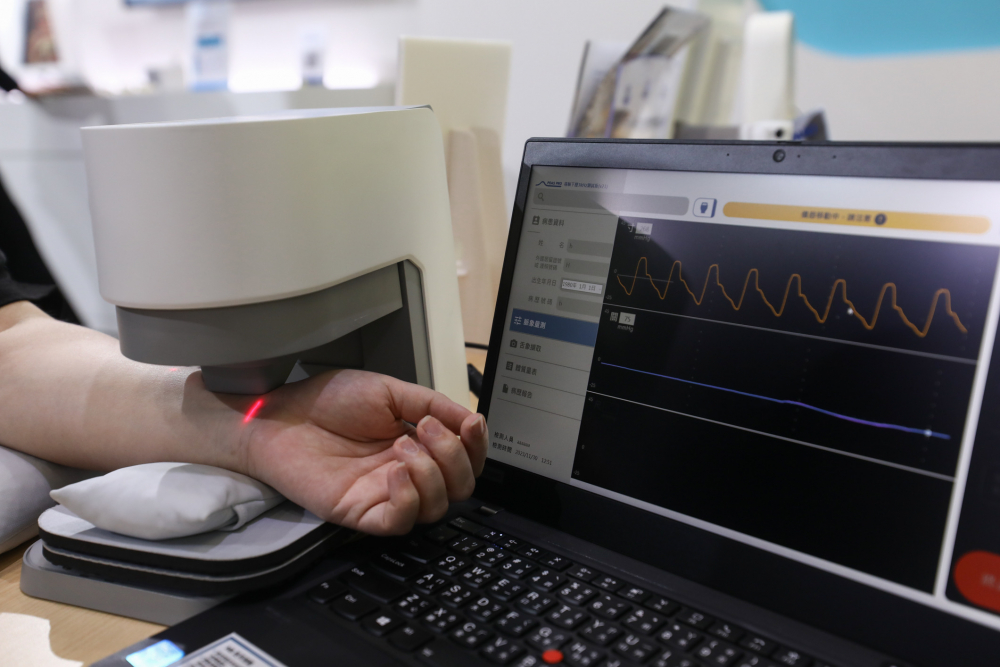 友達耘康脈象檢測系統透過電腦精準控制升降系統，還原中醫師三指把脈過程的舉、按、尋手法，將脈象感受轉化成數據，未來可結合大數據分析，實現智慧醫療及準確性