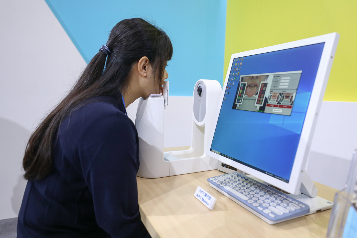 友達耘康延伸友達卓越的感測技術及色彩管理專長，研發出舌象擷取系統，可提供數據化、影像化的檢測結果，輔助醫師與專業醫事人員做為臨床研究、檢測結果評估與檢測紀錄的留存