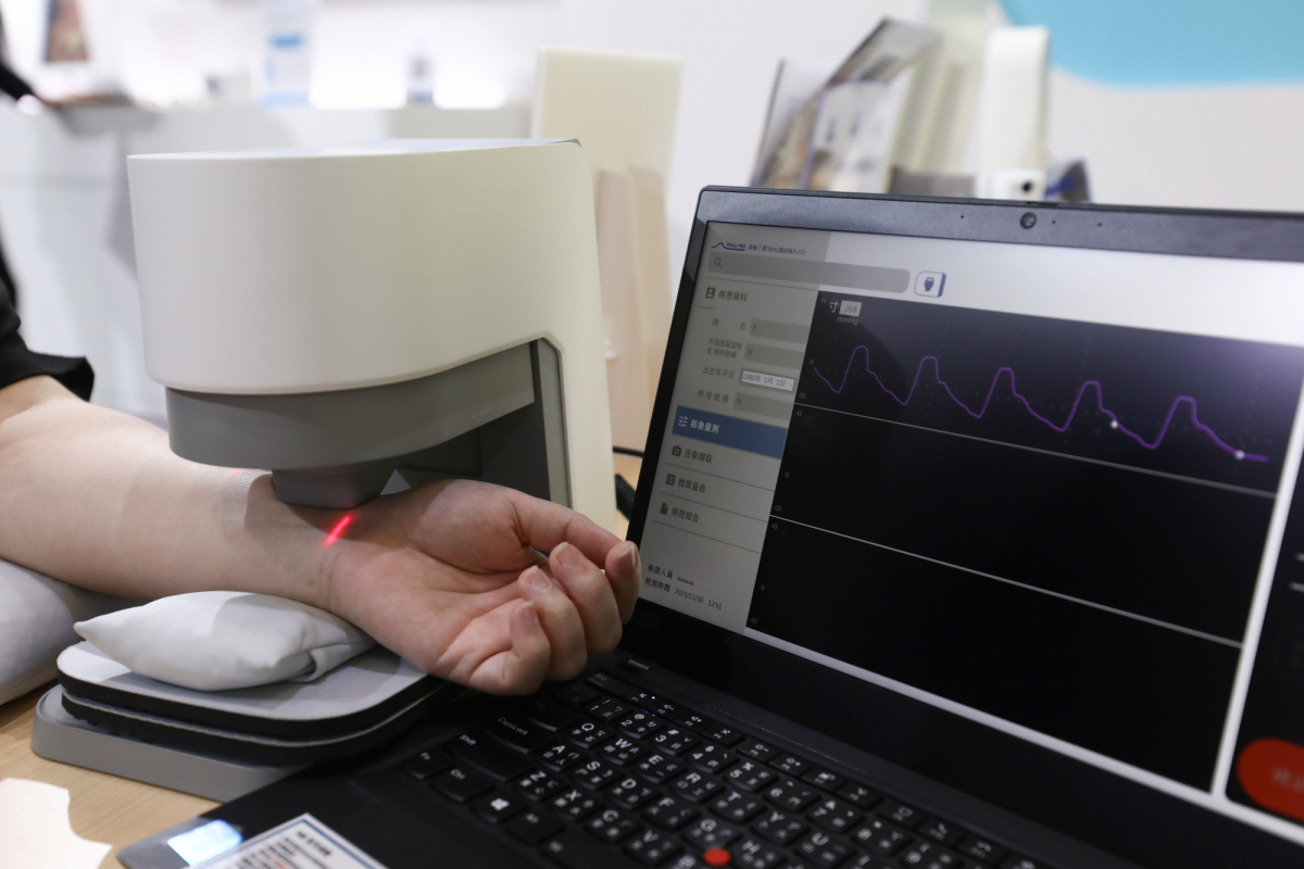 友達耘康脈象檢測系統透過電腦精準控制升降系統，還原中醫師三指把脈過程的舉、按、尋手法，將脈象感受轉化成數據，實現智慧醫療及準確性