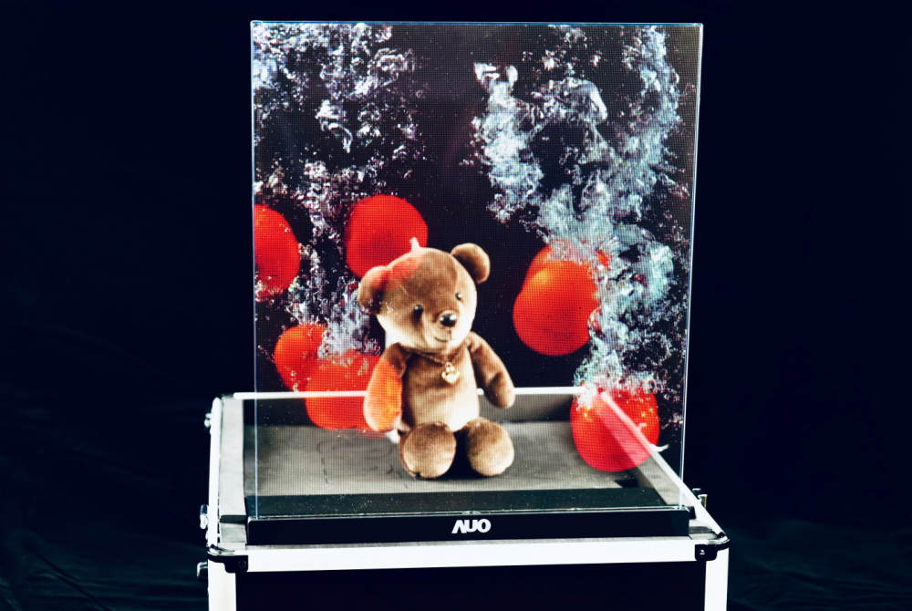 友達以次世代Micro LED顯示技術打造之透明顯示器，具備高穿透、低繞射、高亮度、可拼接之特性，可廣泛應用於智慧移動、零售、育樂和醫療等多元場域