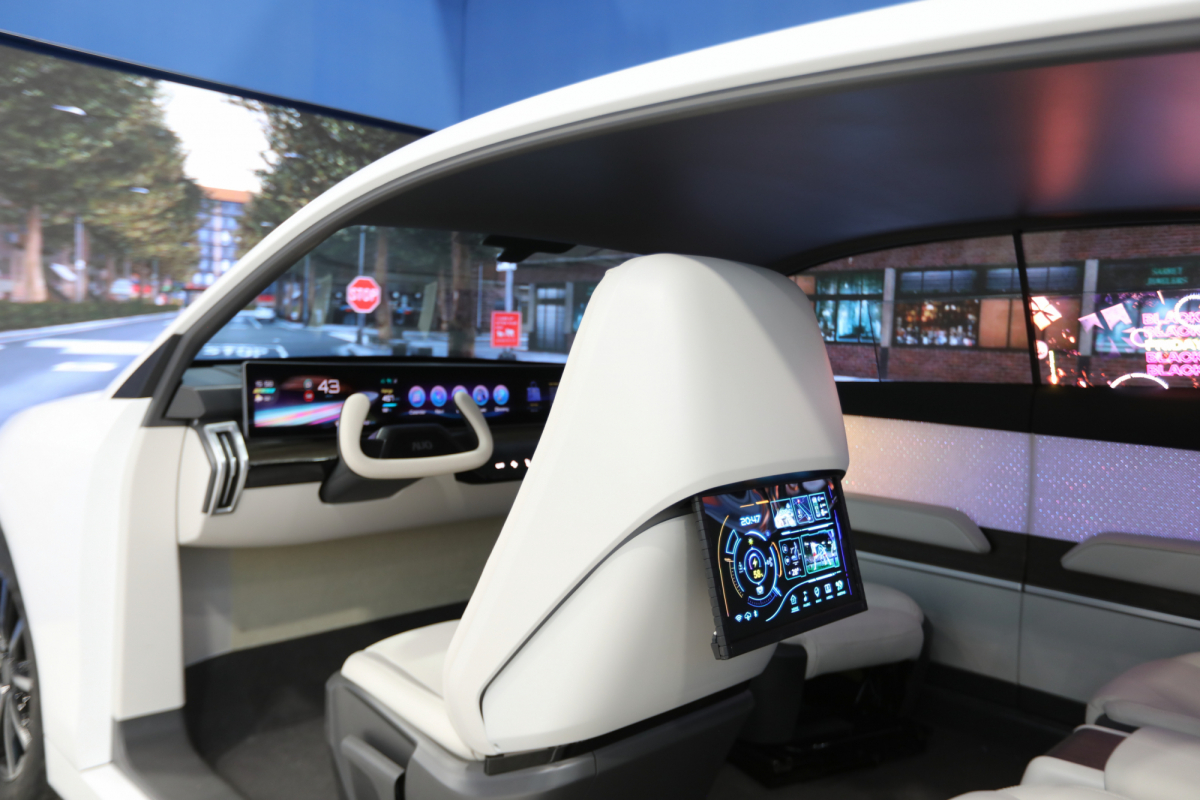 金年会|jinnianhui的「可卷式后座娱乐显示器」加强后座乘客的感官体验，并保有个性化设计，可依使用偏好进行动态调整。