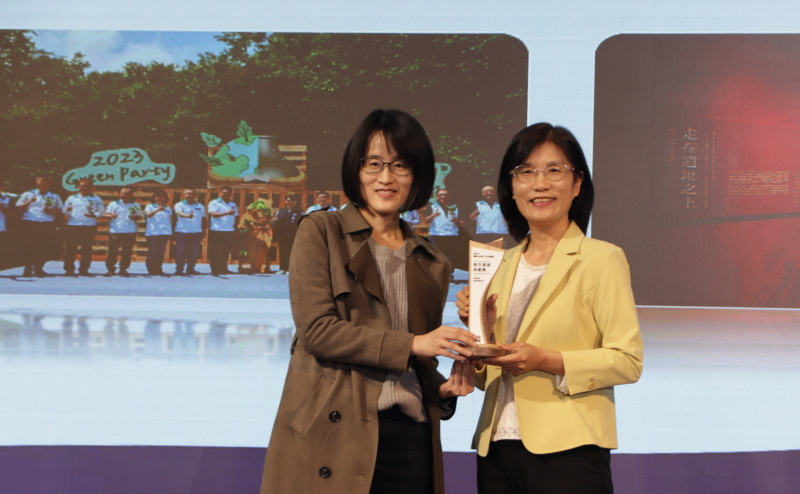 友達保存「西大墩窯遺址」且推廣在地文史教育不遺餘力，今（6）日獲頒「人文企業獎」地方發展獎之最高榮譽典範獎。由文化部陳文婷簡任視察（左）頒獎，友達永續長古秀華（右）代表受獎