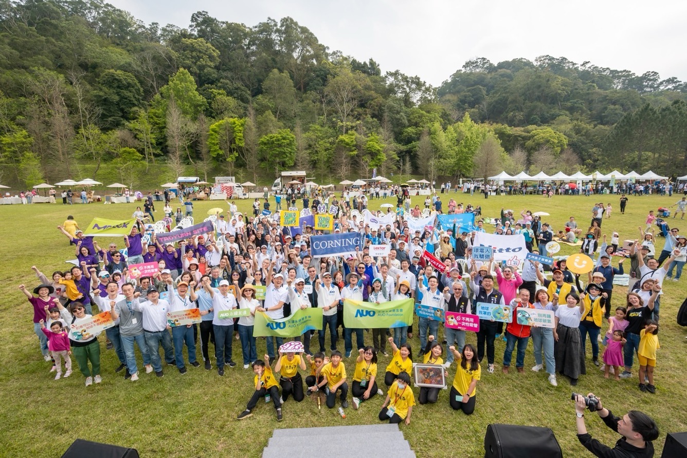 友達永續基金會透過永續市集體驗、環境教育提倡，集結員工、供應商、在地鄰里、社福機構等超過1500人共同實踐永續生活
