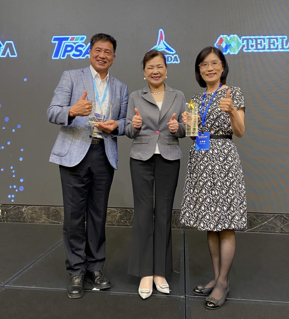 友達致力推動永續發展，於Touch Taiwan2024以3R策略貫穿Display、ESG展位實現綠色展覽目標之成果，Display展位獲綠色裝潢設計鑽質獎最高榮譽，ESG同獲金質獎殊榮。由經濟部長王美花（中）親自頒予友達光電董事長彭双浪（左）、友達光電永續長古秀華（右）