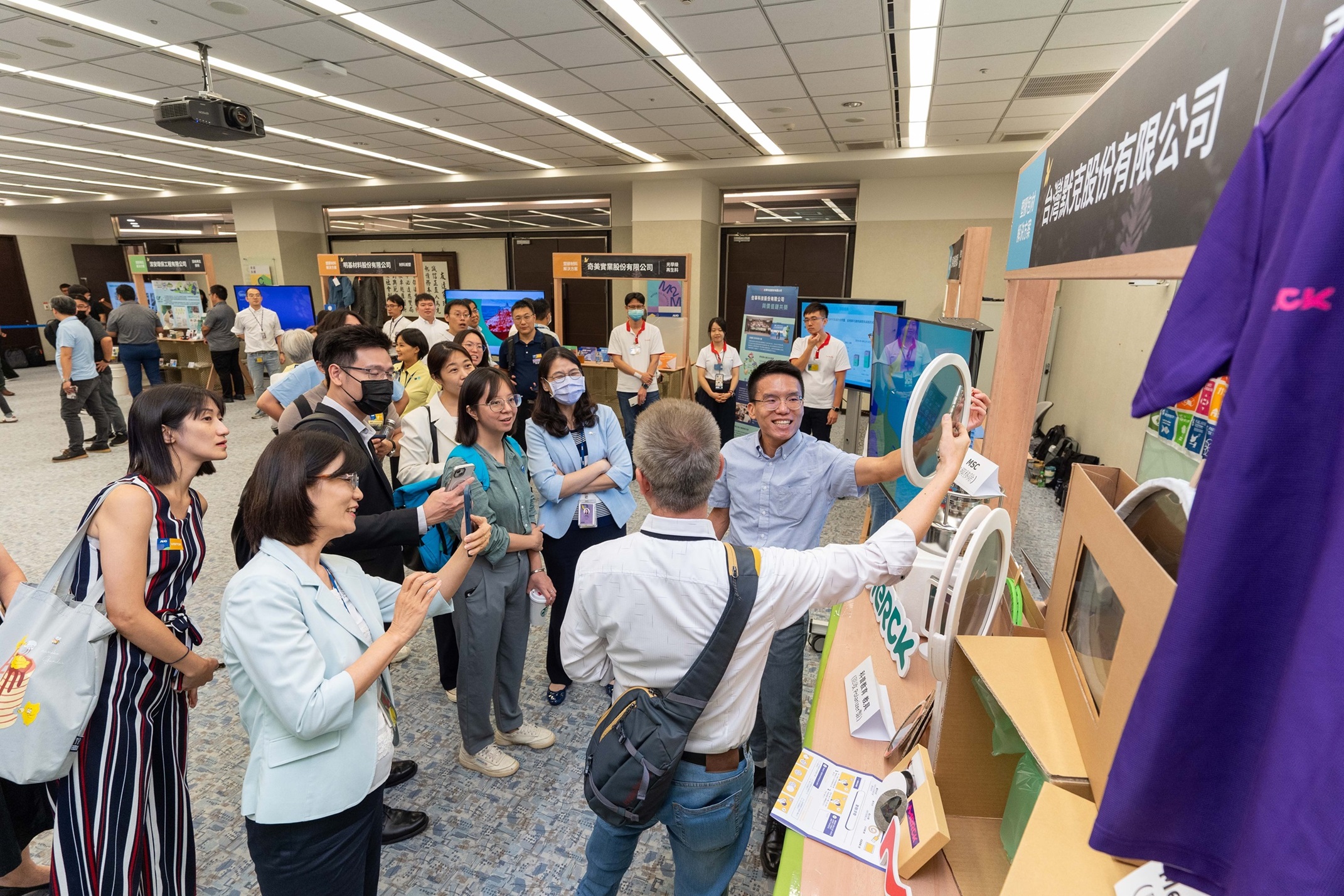 金年会|jinnianhui连手产业伙伴策划首届生态圈联展，展示如何将废塑料循环再利用，创新解决方案包括：塑料包材再生与循环使用、再生塑料研发及应用、废塑料回收再生技术、减塑生活提案等