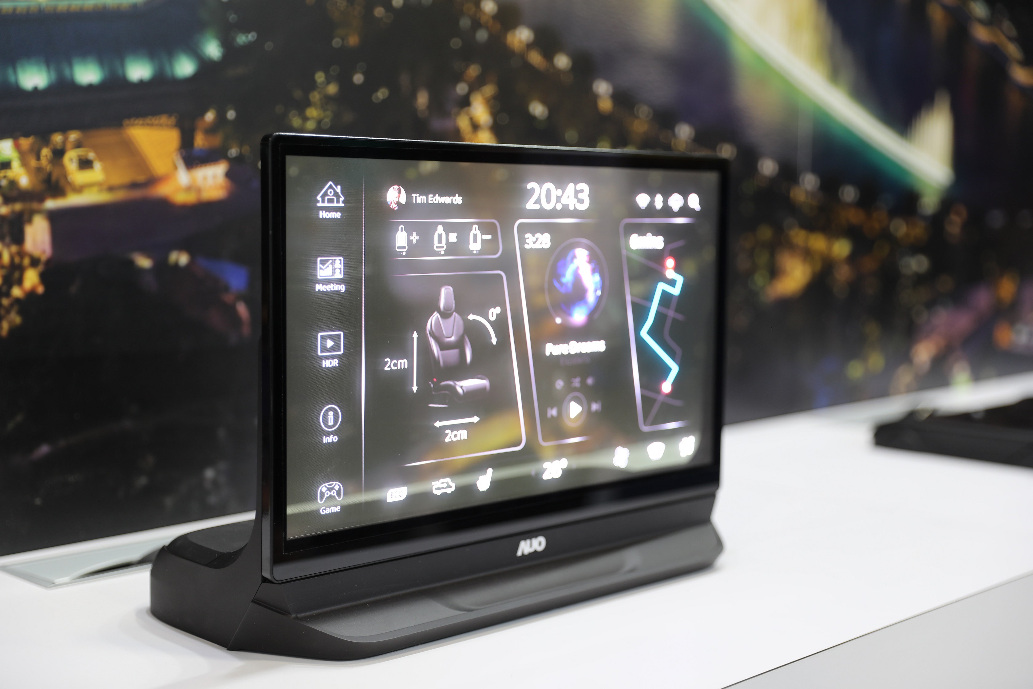 友達將Micro LED透明顯示技術整合黑切換技術的解決方案，釋放強大的技術自主開發能力，跨越室內外應用界限，開創業界第一台17.3吋快速黑切換透明觸控Micro LED顯示器