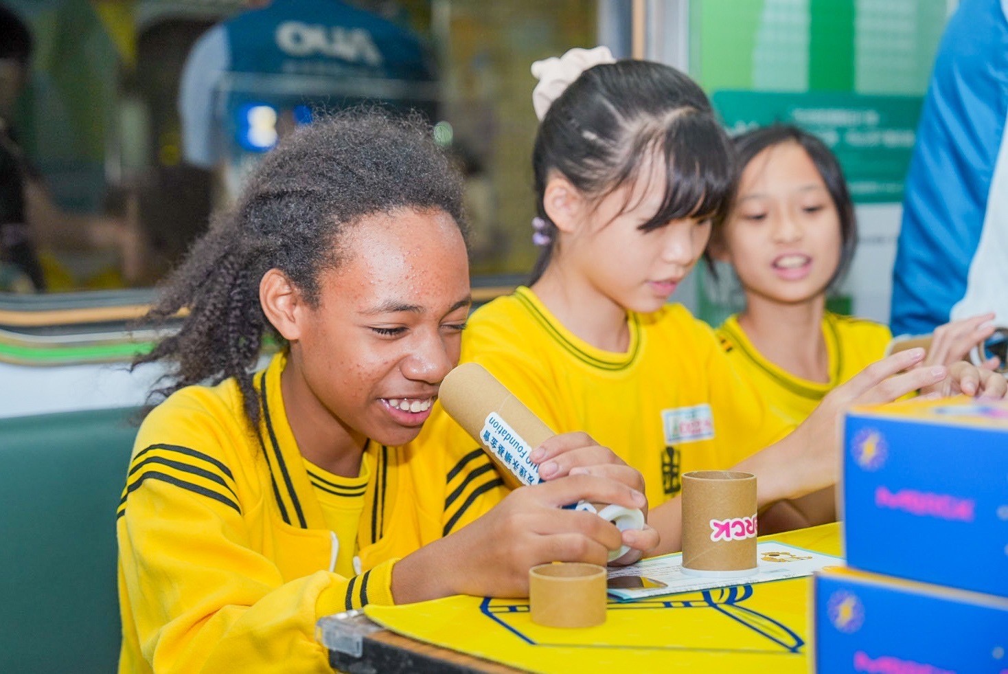 友達與默克分別回收不再使用的偏光片及液晶顯示模組，設計光電課程「玩轉光與闇」，讓學生們親手製作偏光萬花筒與簡易液晶顯示器，實踐循環再生的永續理念