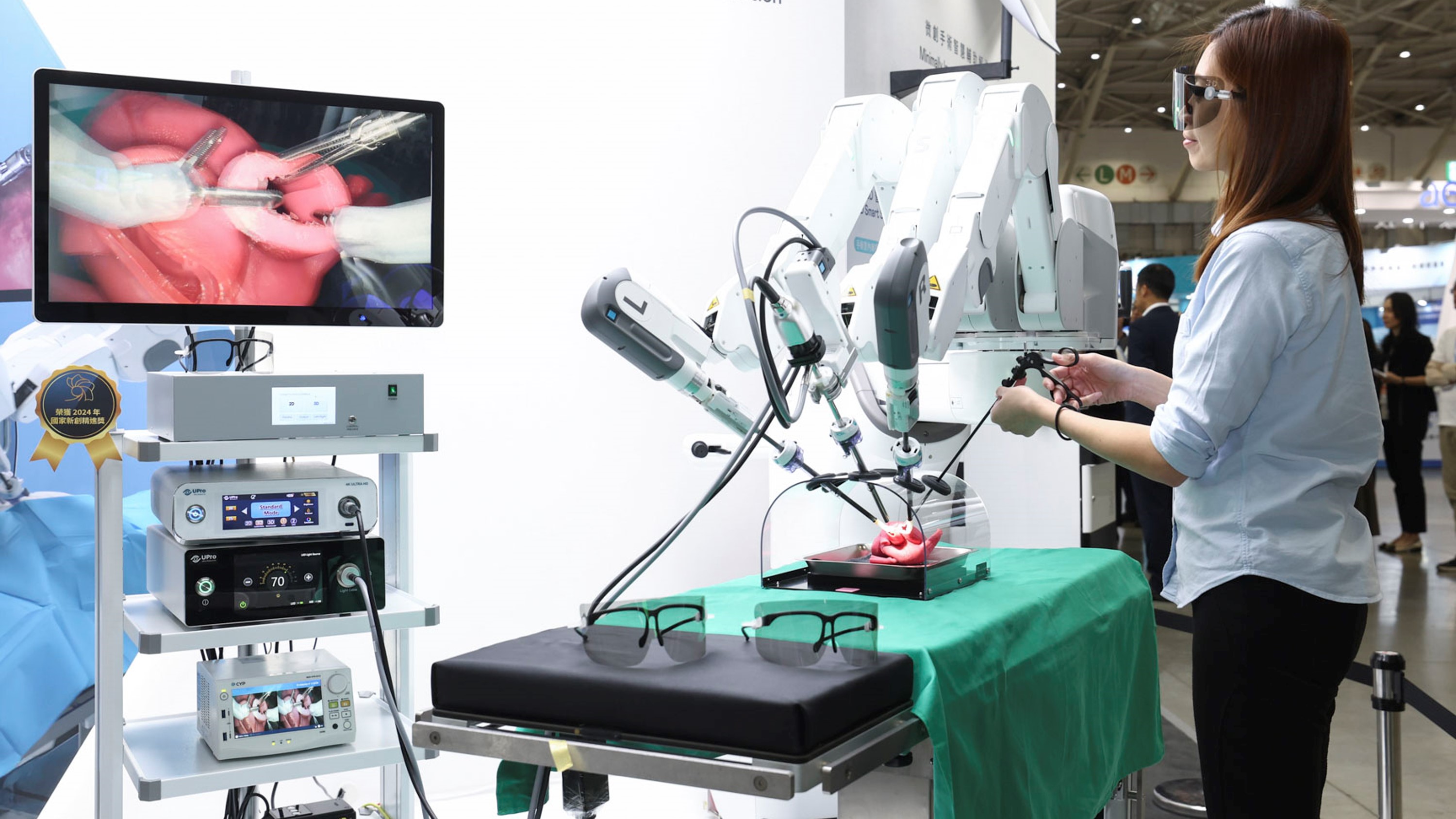 達擎寬視角3D醫療顯示器可應用於機器人手術即時3D解決方案，提供醫療團隊即時、同步的3D手術影像，提升溝通效率與手術安全性