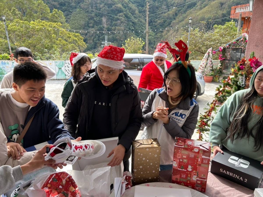 「圓夢計畫」由偏鄉兒少許下心願，友達員工認捐禮物，高階主管親帶隊將禮物一一送往偏鄉，為兒少圓夢
