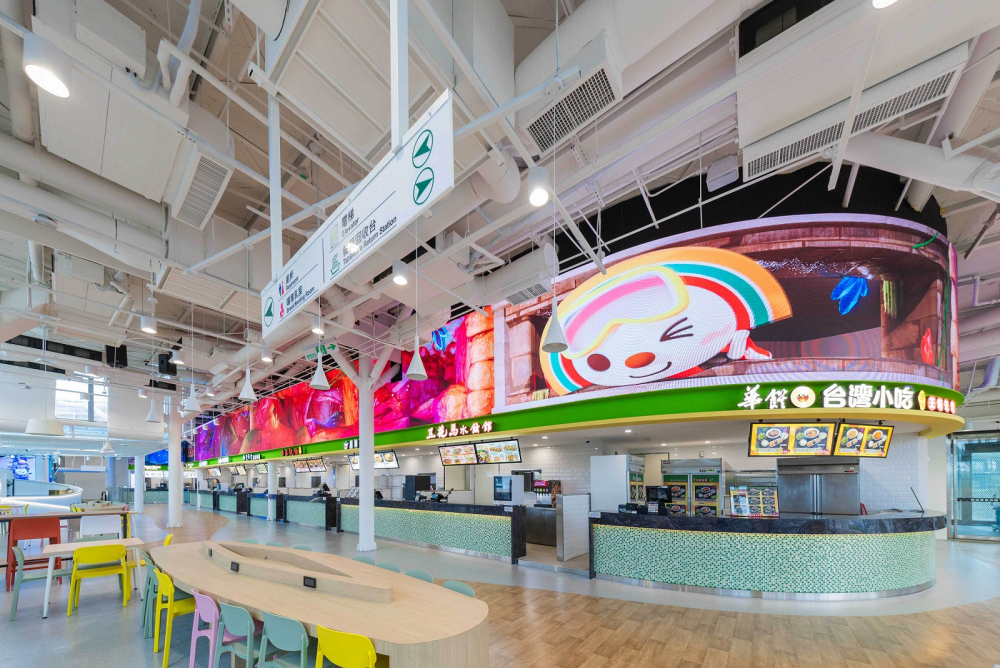 友達穩步推動雙軸轉型策略，旗下子公司達擎攜手傑可達數位與零售業者統一超商合作，為全新改裝開幕的「清水服務區」打造首創的裸視3D體驗牆