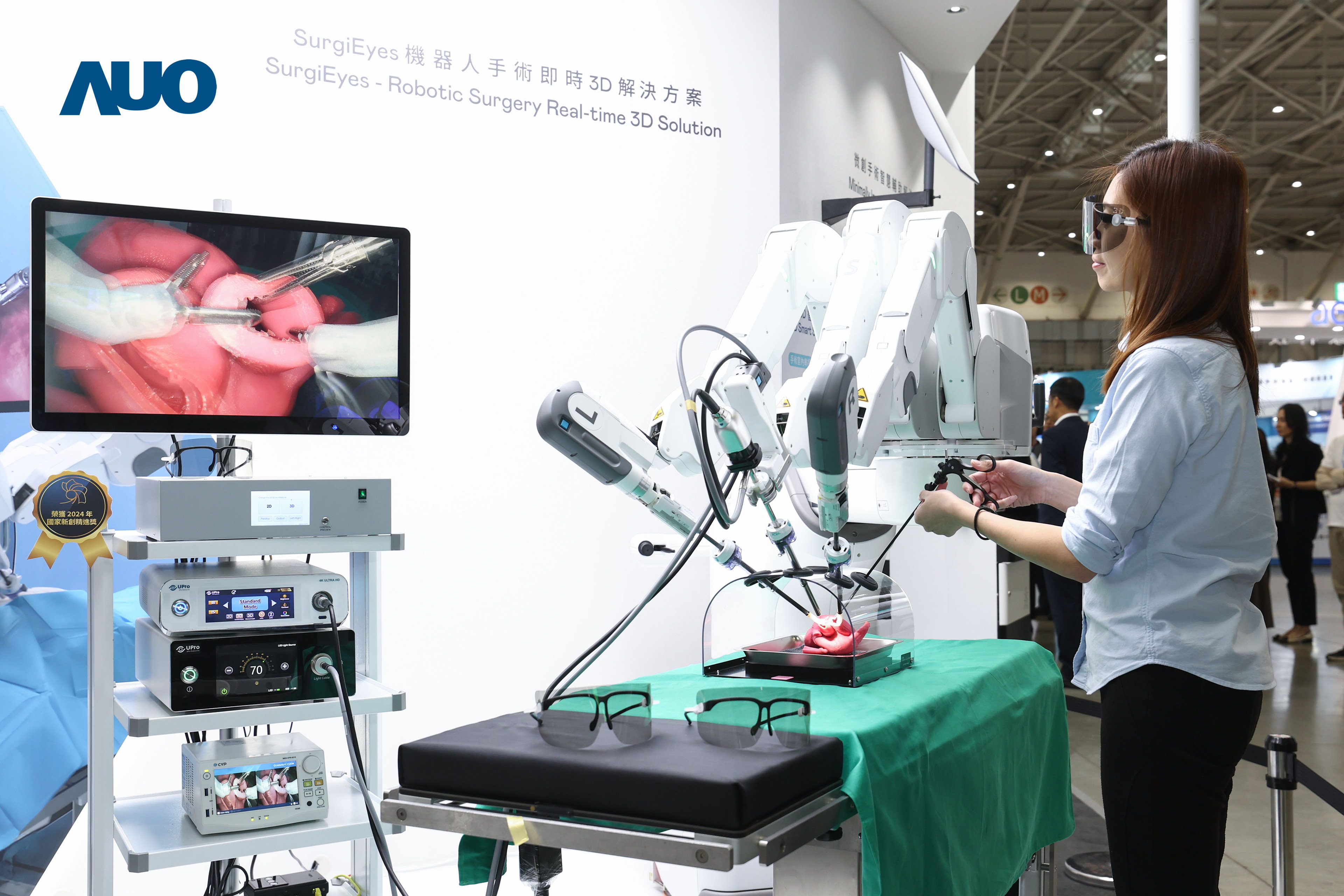 达擎以领先的3D显示技术推出〝SurgiEyes机器人手术实时3D解决方案〞，整合先进3D图像处理与独家3D垂直宽视角、广色域的显示技术，手术团队可实时同步主刀医师视角看到清晰3D影像，提升沟通效率与安全性。