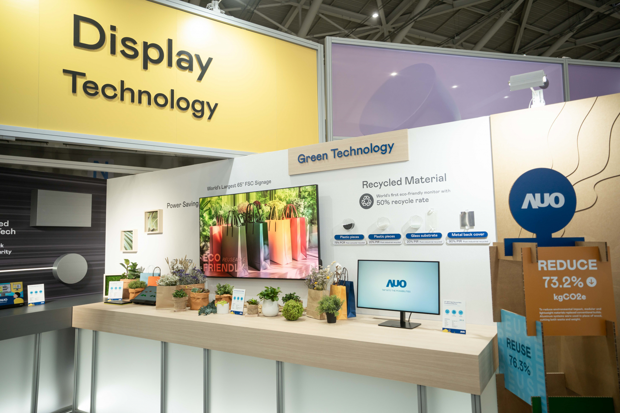 友達Touch Taiwan 2025雙展位再度獲etouch 綠色裝潢設計獎肯定；智慧顯示展位以鋁製模組系統取代傳統木作施作，並在相關裝潢物與設計使用可回收、可重複使用的材料，體現低碳與循環精神。