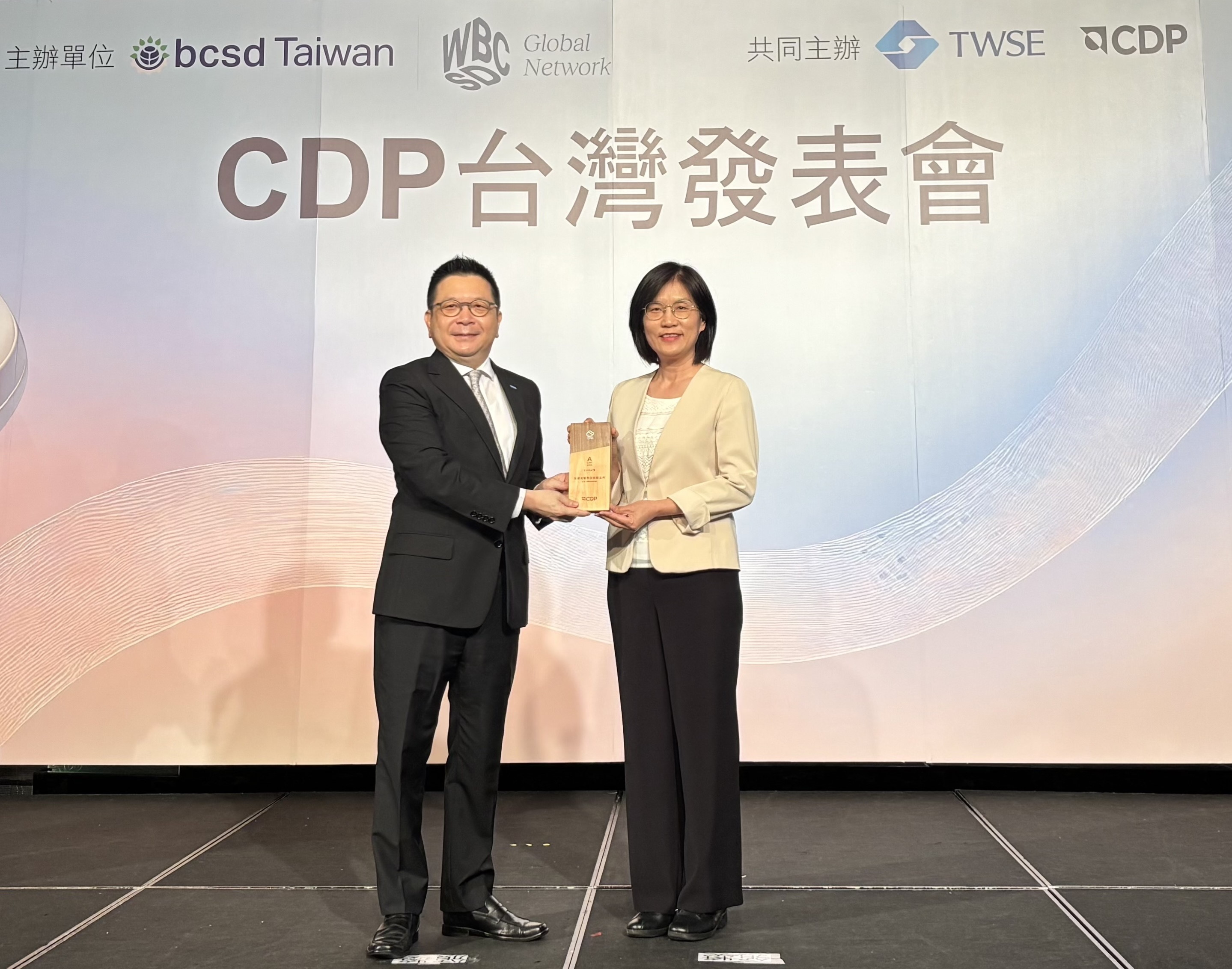 友達永續成果再獲國際評比肯定，獲頒CDP氣候與水資源雙項領導力評級。今由臺灣證券交易所董事長林修銘（左）頒獎，友達光電永續長古秀華（右）代表受獎