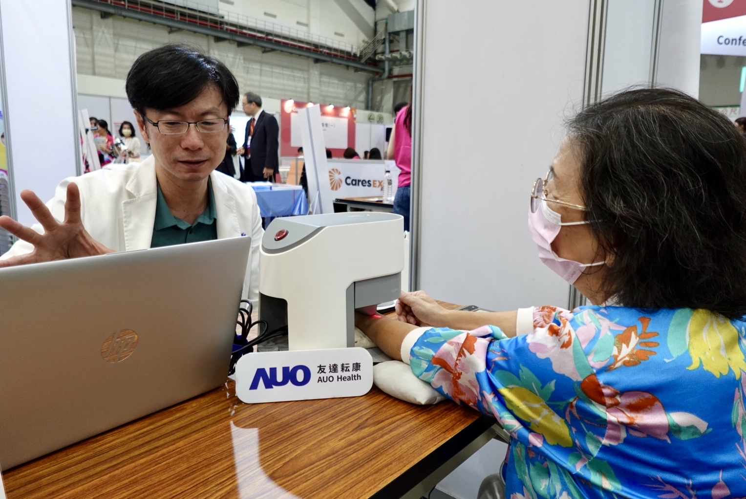 友達耘康與台北市中醫師公會於「2025台北國際照顧博覽會」攜手合作，提供參訪民眾中醫數位化檢測體驗與健康諮詢