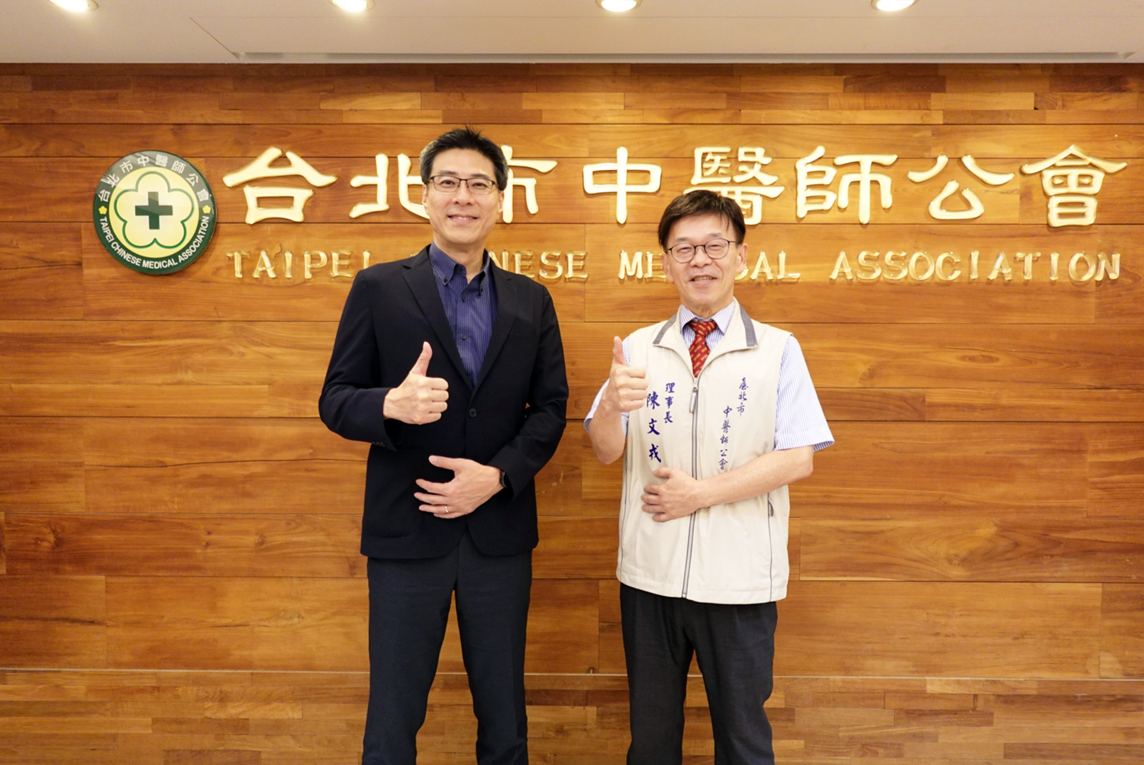 友達耘康積極推動中醫數位化，以創新技術與研發能量串連各界專家，共同建構智慧中醫生態圈；圖為友達耘康廖世宏董事長（左）與台北市中醫師公會陳文戎理事長（右）