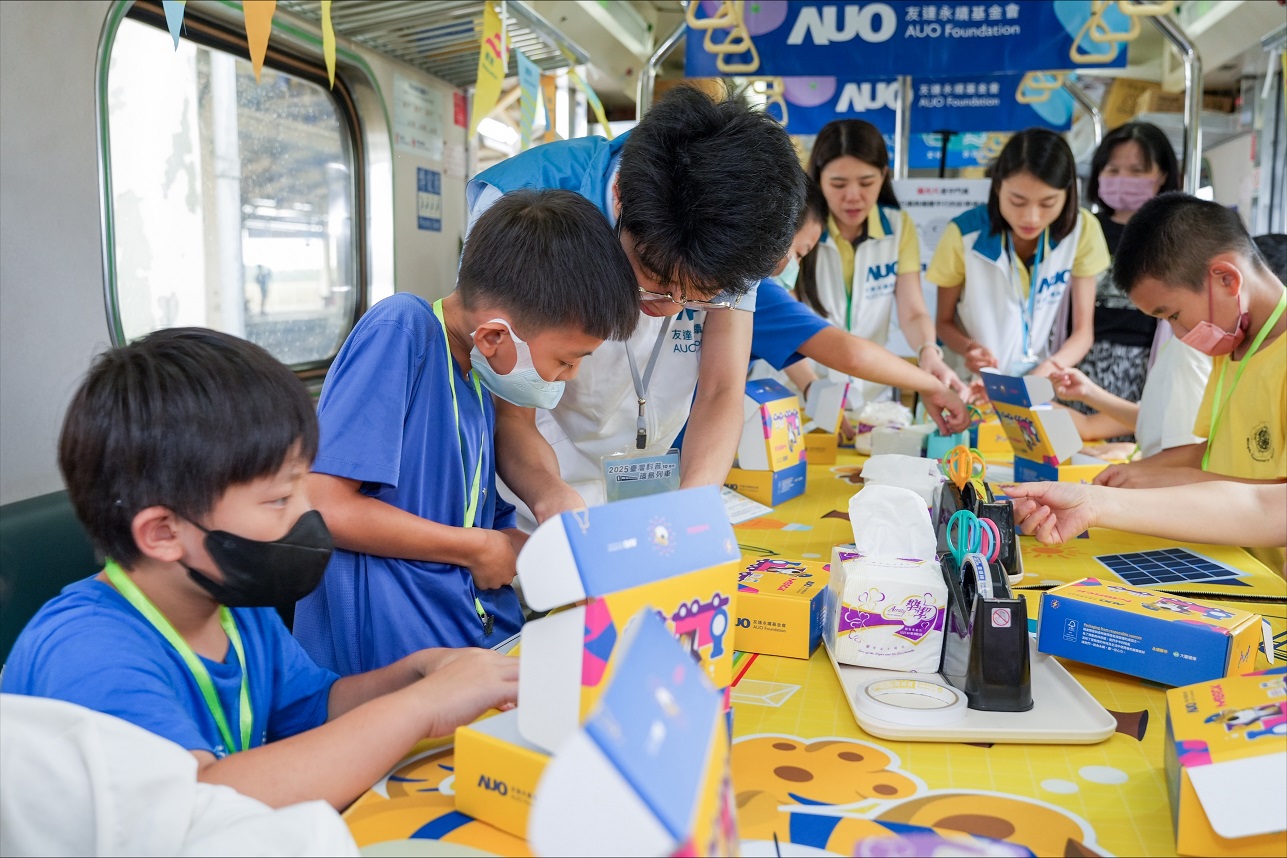今年友達設計「光電、再生能源、水資源」三大課程主題，攜手供應鏈夥伴默克及大豐環保，以循環經濟理念開發創意教材