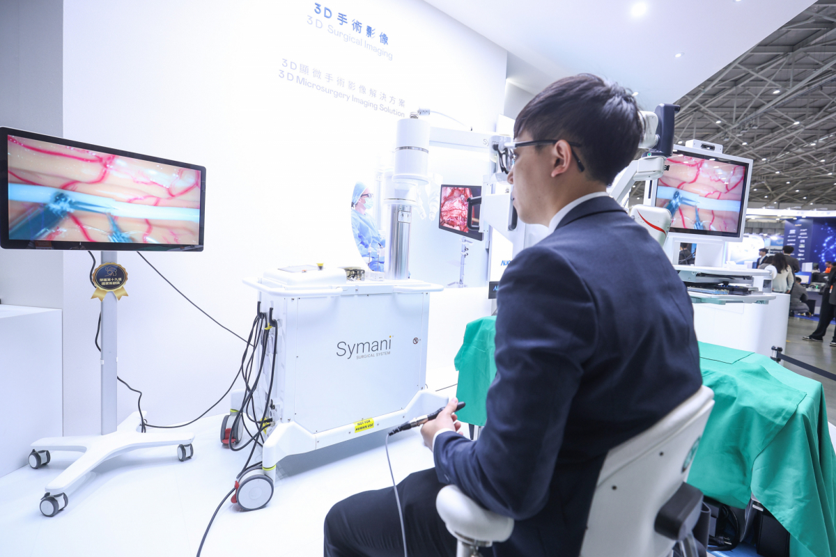 达擎推出〝3D显微手术影像解决方案〞，将3D影像技术从腹腔内视镜手术延伸至神经、血管、淋巴等高难度显微手术，提供超清晰立体视野，协助医疗团队在复杂手术中完成精准细腻操作。