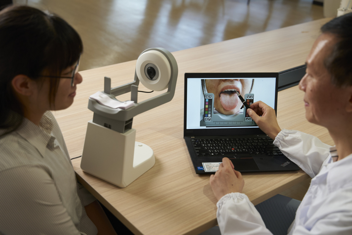 友達耘康的「舌象辨識軟體」則運用AI與大數據技術，可快速辨識舌色、舌形、苔色、苔質等特徵，顯著提升舌象辨識效率，優化檢測流程。