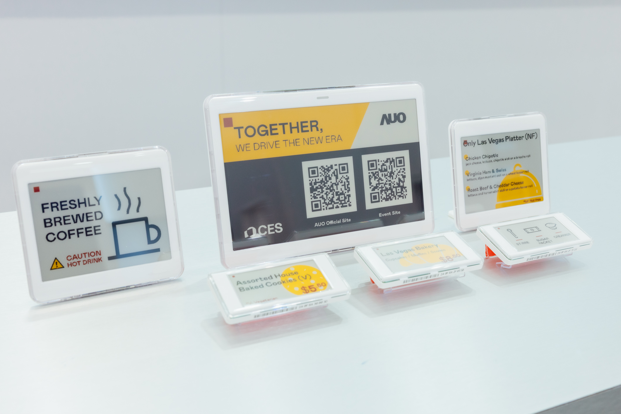 达擎开发的低功耗、全彩的aecoPost电子纸解决方案，仅在更新画面时需要微量的电力驱动，无需布建电线的便捷设计，使其可灵活应用、弹性选择置放处；可搭配aecoTag电子货架卷标解决方案，驱动商店内所有数字广告牌和电子货架卷标，以远程控制实现动态变价，提升门市人员作业效率，并以无纸化落实永续经营目标。