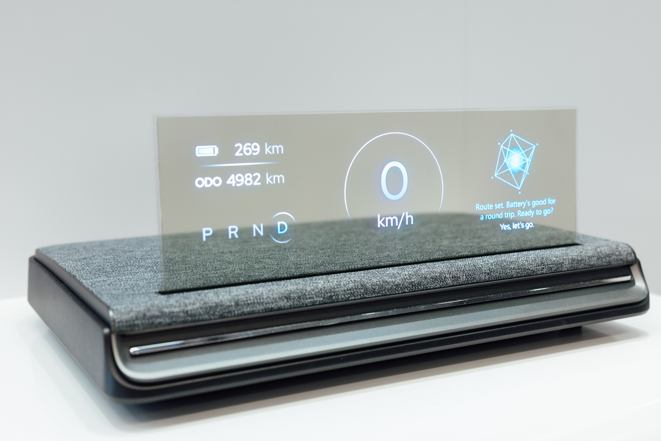 全球首款Aero Module透明Micro LED显示器模块外观轻盈通透，可与数字内容完美融合，提供动态显示、先进控制、个人化沉浸感受。