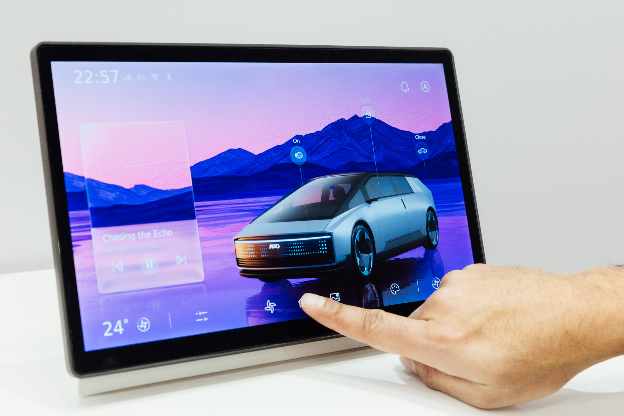 将先进抗反光技术导入于CID中控台呈现全时可视效果，并支持与座舱环境完美融合，带来清晰且不干扰的驾驶与座舱操作体验，兼容座舱质感与行车安全。