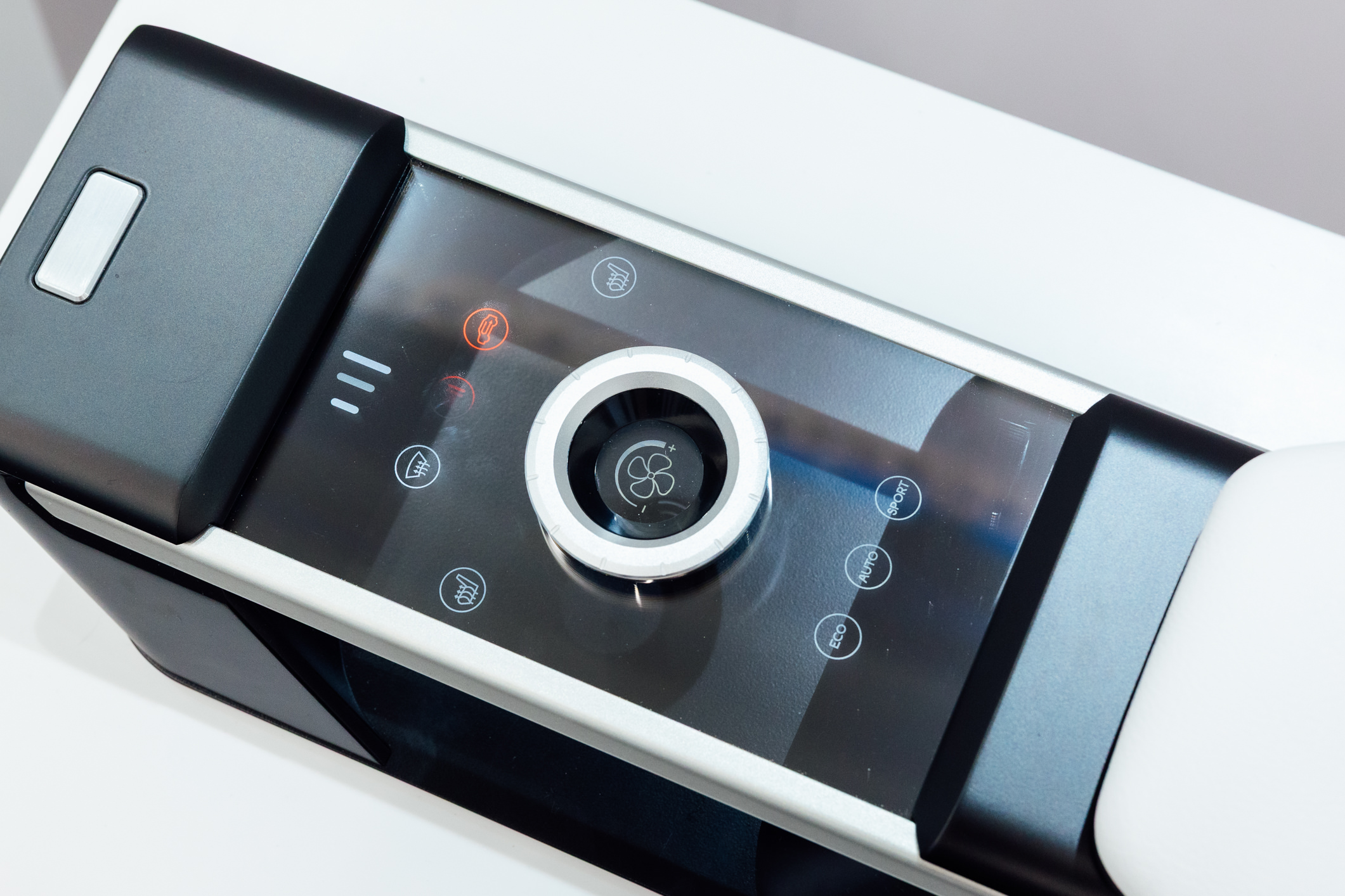 以极简设计打造的CrystalSense Console，为中央扶手区带来创新突破，将功能隐藏于简约的外观中，并采用悬浮式旋钮搭配玻璃面板与主动触觉回馈，仅在操作时才显现功能选单，提供直觉且可自定义的互动体验。